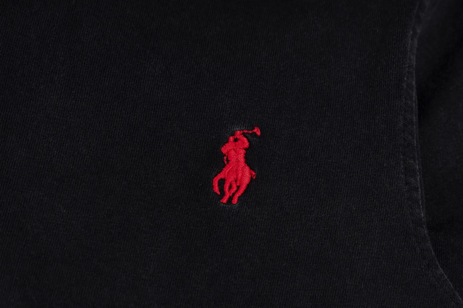 P196 85 Ralph Lauren washed heavy brushed distressed henley stand-up collar open chest long-sleeved bottoming shirt thin sweatshirt fabric 100% Xinjiang long-staple cotton, imported embroidered logo on the chest custom threaded collar, classic embroidery, the highest version, suitable for business and leisure daily use! 🌘3-button placket, laser logo pearlescent resin buttons, cuffs and hem are double-stitched, different from the currency version. Washed and distressed, sand-washed and stir-fried. Color: White, Black, Navy Blue, Army Green, Gray Size: S M L XL Length: 69/70/72/75 Bust: 102/108/116/124 Shoulder width: 43/45/47/49 Recommended weight: 100-120/120-140/140-160/160-180 pounds